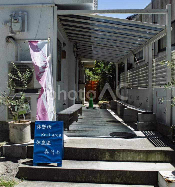 路地裏　路地裏の休憩所 路地,ベンチ,背景の写真素材