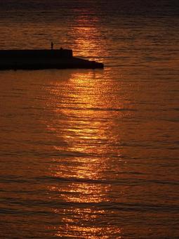 防波堤の夕陽 防波堤の夕陽の写真