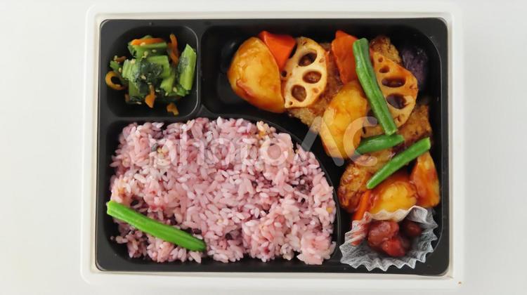 和食、黒酢魚野菜弁当のテイクアウト お弁当,和食,魚の写真素材