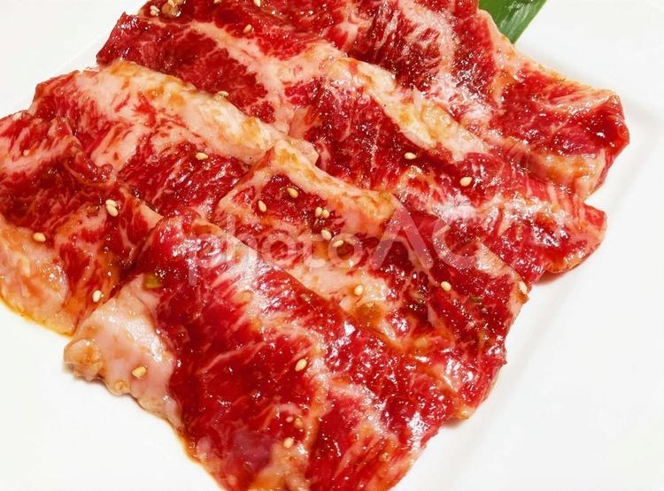 皿に盛りつけられた焼肉 焼肉,生肉,肉料理の写真素材