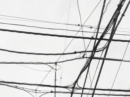 電線の走る空のモノクロ写真 電線の走る空のモノクロ写真 電線,送電線,交わるの写真素材