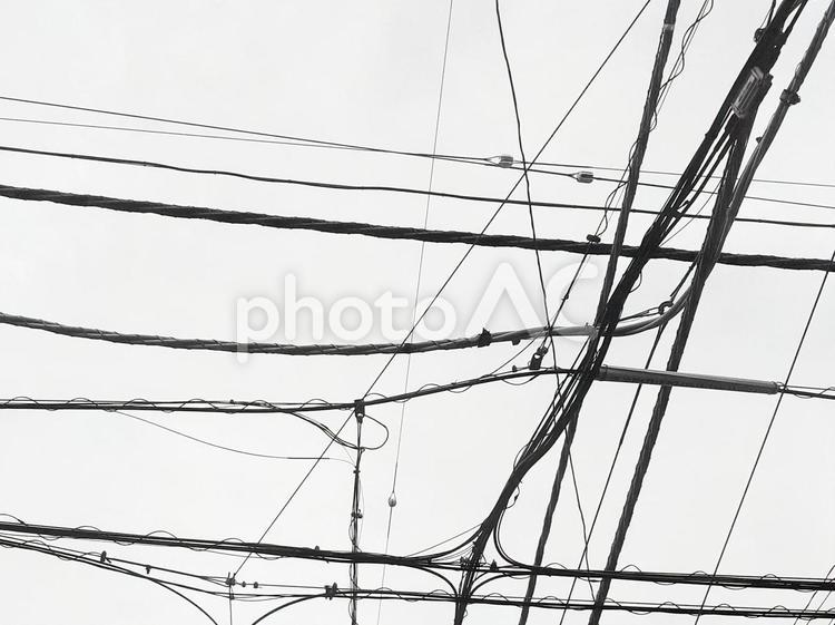 電線の走る空のモノクロ写真 電線,送電線,交わるの写真素材