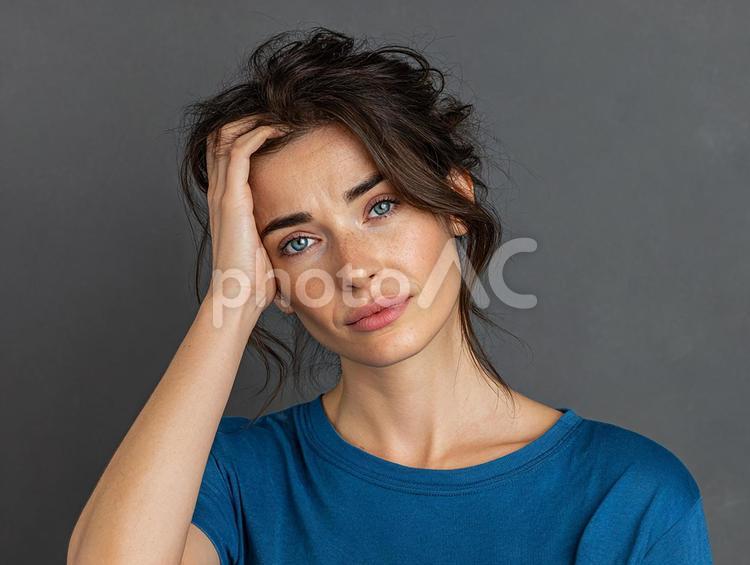 ストレスを感じているように見える女性 女性,若い,疲労の写真素材