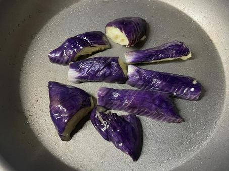 フライパンで焼いている茄子 フライパンで焼いている茄子 茄子,焼きナス,フライパンの写真素材