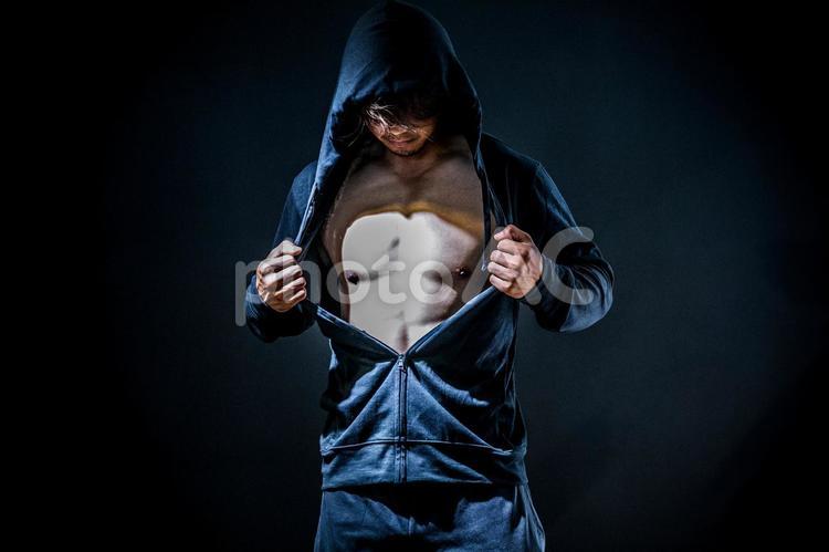 筋肉を鍛える男性（胸筋） 筋肉,マッチョ,胸筋の写真素材