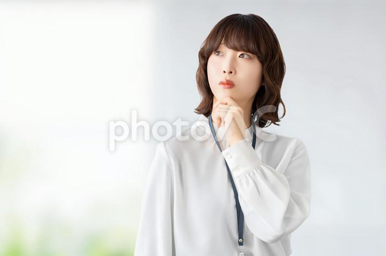 考えごとをする女性・ビジネスウーマン 女性,ビジネス,考えるの写真素材