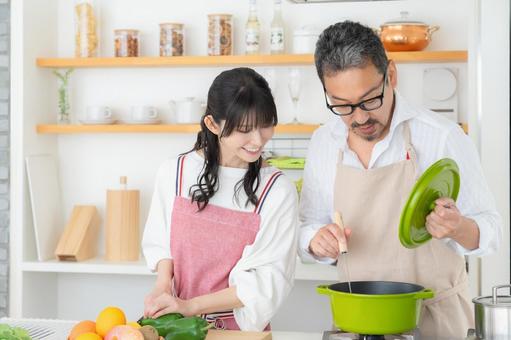 キッチンで料理を作るミドルの夫婦 キッチンで料理を作るミドルの夫婦 料理,夫婦,ミドルの写真素材