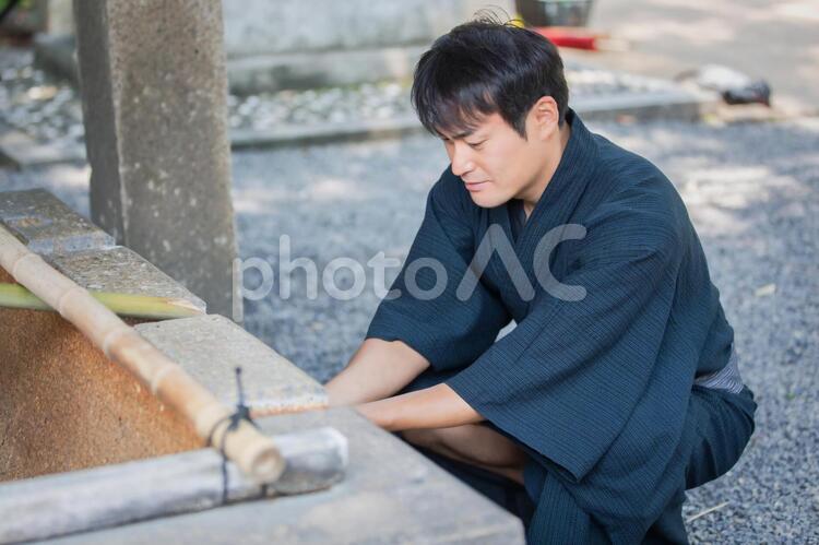 お清めをする男性 手水,お清め,神社の写真素材