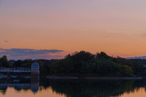 夕方の多摩湖の取水塔 多摩湖,取水塔,夕焼けの写真素材
