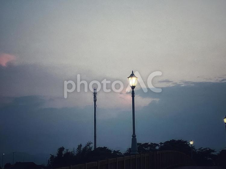 夕暮れ時５　波志江沼－外灯 夕暮れ,景色,春の写真素材