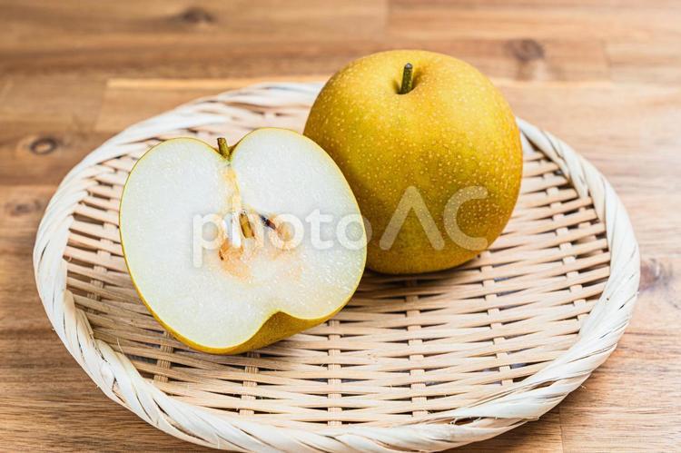 竹ざるに盛られた和梨 梨,フルーツ,果物の写真素材