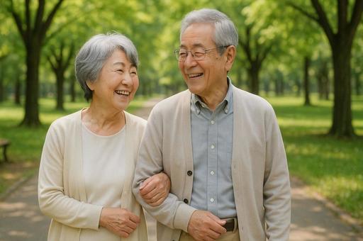 公園を散歩する幸せそうな老夫婦の写真