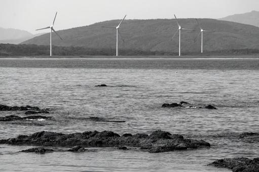 岩場の海と風力発電タービン 岩場の海と風力発電タービン モノクロ,岩場,ゴツゴツとしたの写真素材