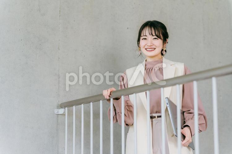 パソコンを持つ働く女性・ビジネスウーマン 女性,デザイナー,ビジネスウーマンの写真素材