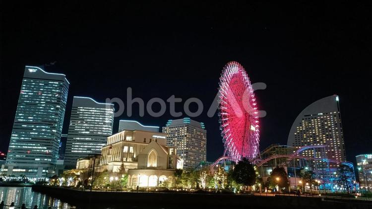 みなとみらい　夜景　赤バージョン 夜景,イルミネーション,クリスマスツリーの写真素材