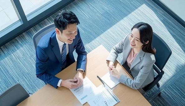 テーブルを囲んで会議するビジネスパーソン テーブルを囲んで会議するビジネスパーソンの写真