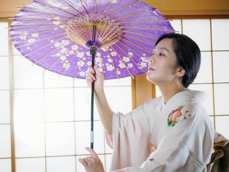 33:和傘を持つ着物の女性 33:和傘を持つ着物の女性 和傘,着物,踊りの写真素材
