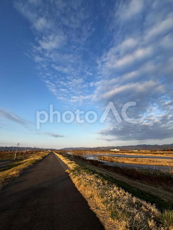 夕暮れのサイクリングロード キレイ,夕暮れ,河川の写真素材