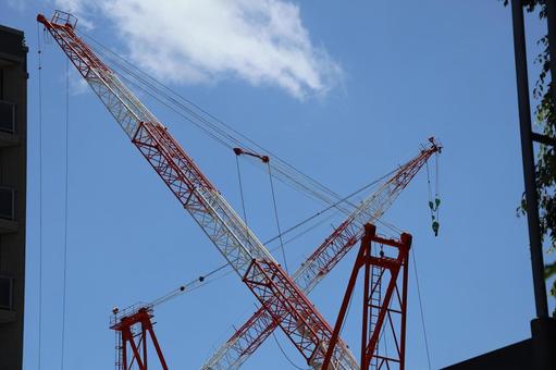 青空とたくさんのクレーンのある街並み 青空とたくさんのクレーンのある街並み 青空,たくさん,クレーンの写真素材