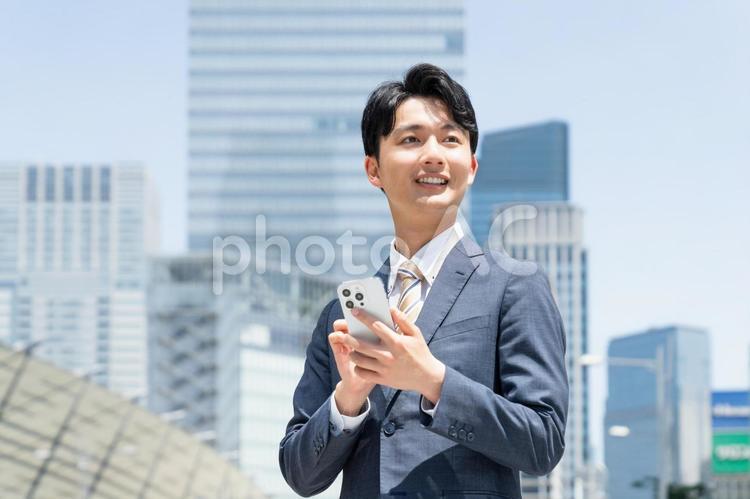 スマホを使うビジネスマン スマホ,ビジネスマン,ビジネスの写真素材