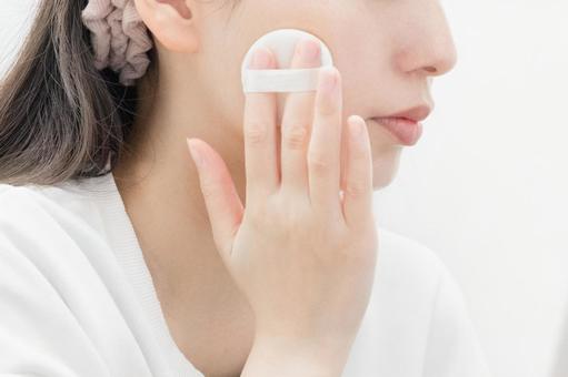 化粧する女性 化粧,パフ,パウダーの写真素材