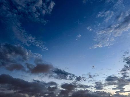 青い空と小さな雲 青い空と小さな雲 空,背景,雲の写真素材