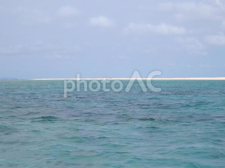 白い砂浜だけの小島「はての浜」，沖縄 はての浜,白い砂浜,無人島の写真素材