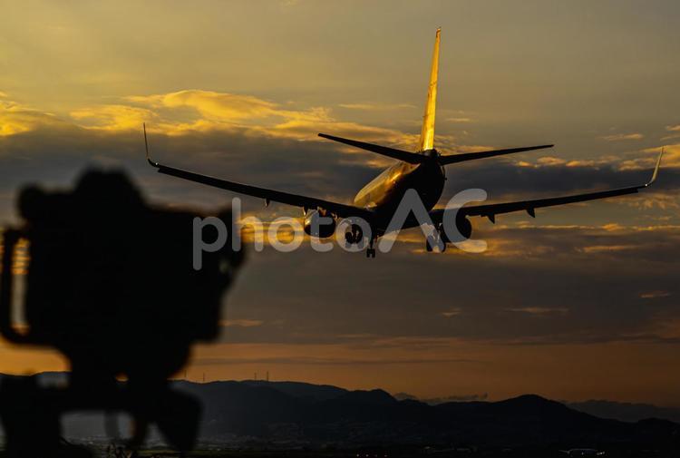 飛行機とカメラ 飛行機,旅客機,カメラの写真素材