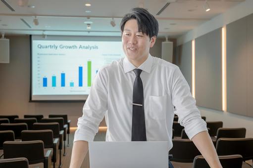 プレゼンするビジネスマン プレゼンするビジネスマン 男性,ビジネスマン,社会人の写真素材