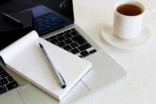 ビジネス　メモとパソコン　筆記用具 ビジネスイメージ,筆記用具,文房具の写真素材