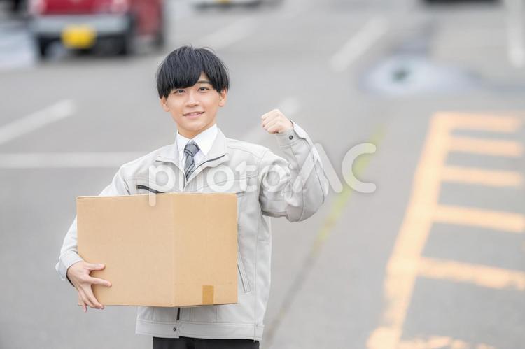 ガッツポーズする作業員男性 作業服,ガッツポーズ,男性の写真素材