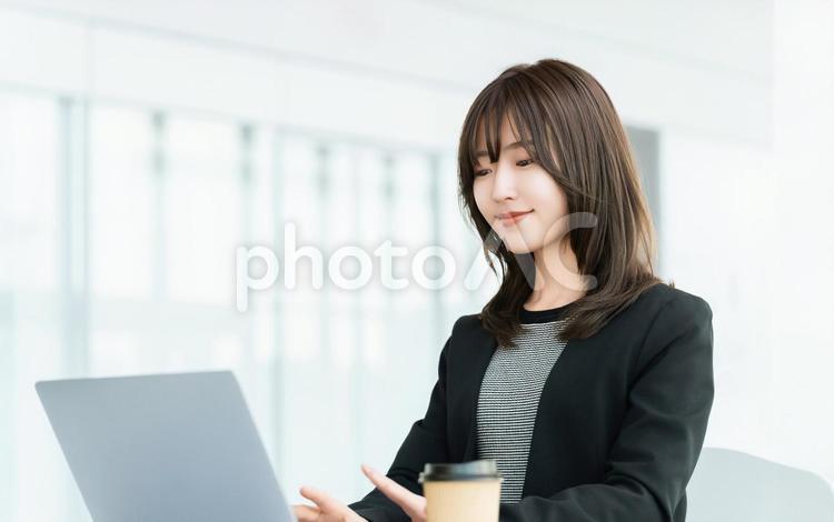 パソコンを使う女性・ビジネスウーマン 女性,パソコン,仕事の写真素材