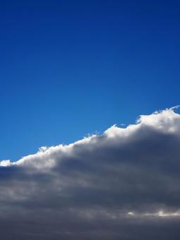 秋の空・青空&不気味な雨雲 秋の空・青空&不気味な雨雲 秋,青空,気味が悪いの写真素材