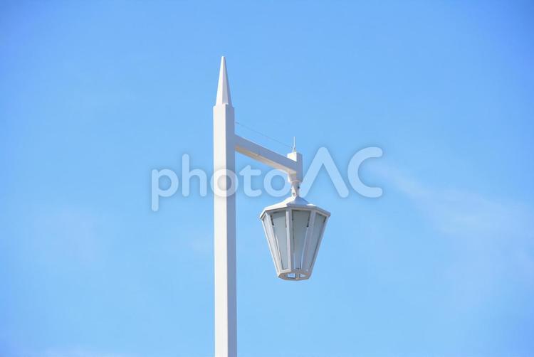青空と白い街灯 街灯,電気,電灯の写真素材