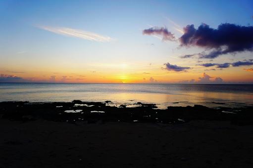 沖縄の夕陽 沖縄の夕陽 沖縄,風景,海の写真素材