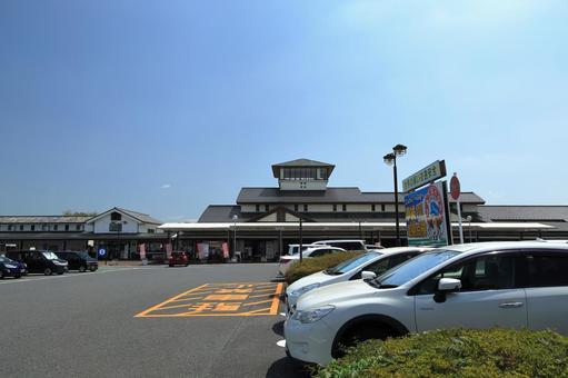 晴れ渡った青空と「道の駅しもつま」 晴れ渡った青空と「道の駅しもつま」 道の駅しもつま,道の駅,自動車の写真素材