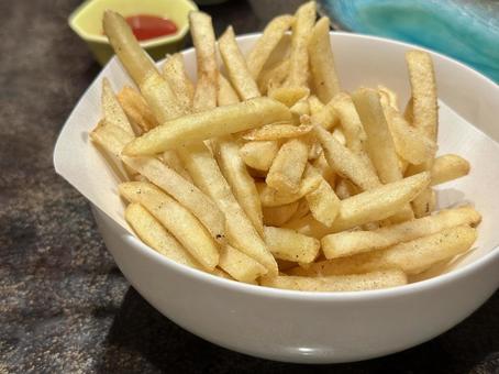 揚げたてポテトフライとケチャップ添え 揚げたてポテトフライとケチャップ添え ポテトフライ,じゃがいも,フライドポテトの写真素材
