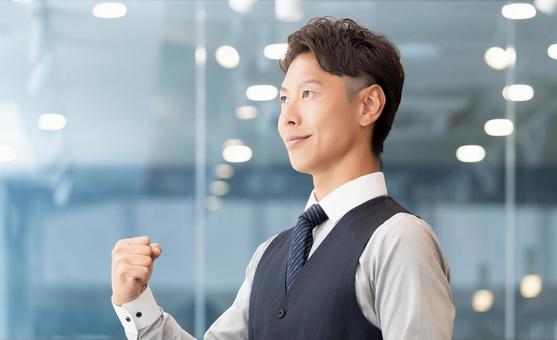 ガッツポーズをする男性ビジネスマン ガッツポーズをする男性ビジネスマン 男性,ガッツポーズ,成功の写真素材