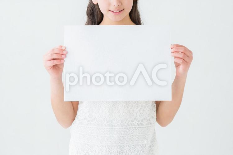 メッセージボードを持つ女の子 メッセージ,紙,紹介の写真素材
