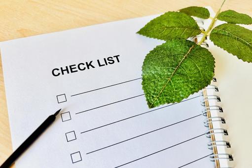 チェックリストとボールペン(木目) チェックリストとボールペン(木目) チェックリスト,確認事項,点検の写真素材