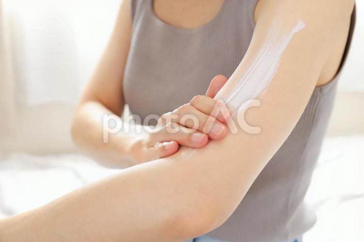 ボディクリームを塗る腕 女性,腕,ボディクリームの写真素材
