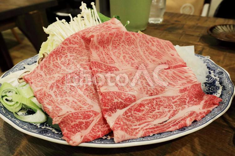 すき焼き用の肉 すき焼き,鍋,野菜の写真素材