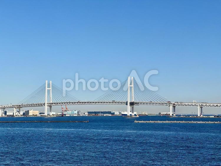 大桟橋から見た横浜ベイブリッジ 横浜,横浜大さん橋,海の写真素材