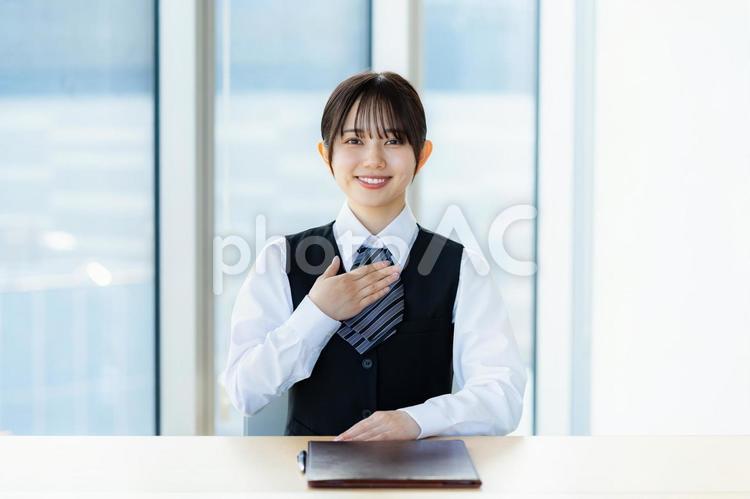 受付の若いビジネスウーマン 受付,女性,笑顔の写真素材