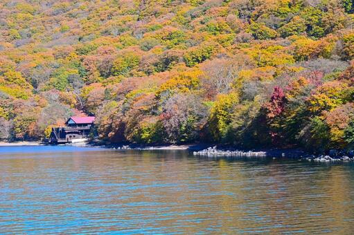 奥日光の紅葉（中禅寺湖、男体山） 紅葉,秋,風景の写真素材