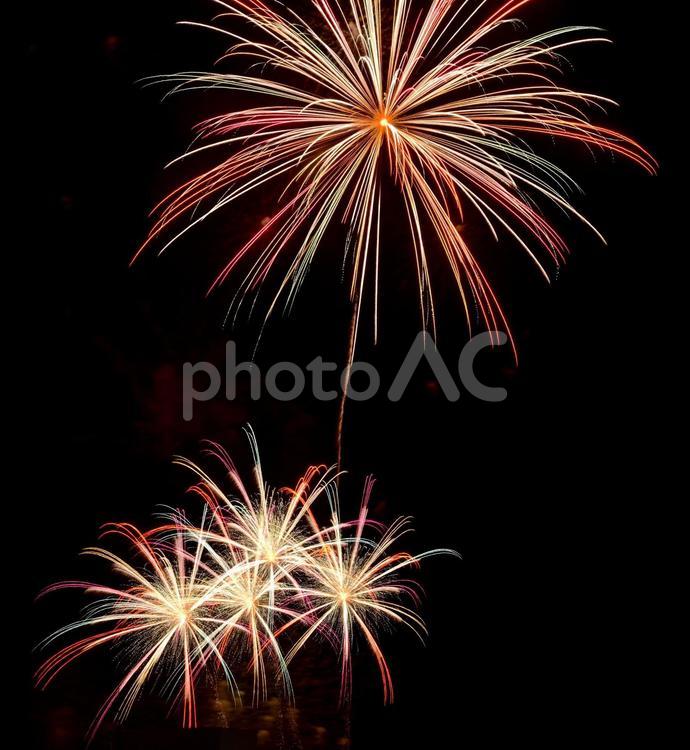 夜空を彩る　きれいな打ち上げ花火 花火大会,花火,打ち上げ花火の写真素材