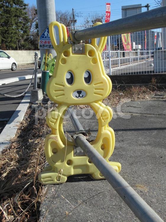 ウサギ型の工事用鉄パイプスタンド うさぎ,ウサギ,黄色の写真素材