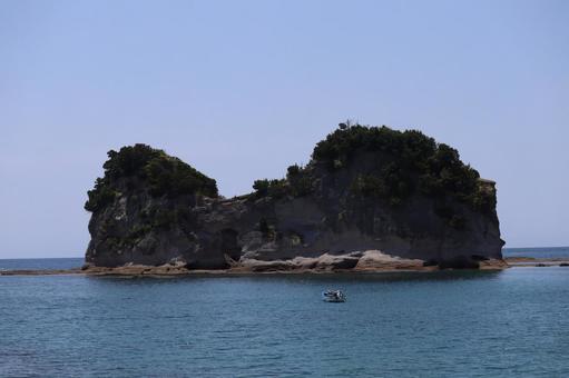 青い海面の海と島と青空の風景 青い海面の海と島と青空の風景の写真