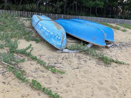 海の砂浜に置いてあるボート 海,砂浜,ボートの写真素材