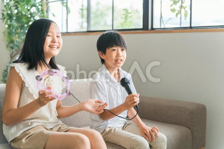 家でカラオケを楽しむ・歌う子供達 家でカラオケを楽しむ・歌う子供達 カラオケ,歌う,歌の写真素材